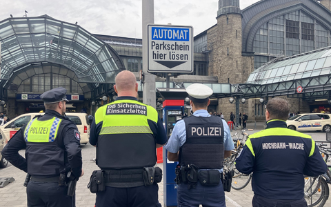 Sicherheitskräfte sind dafür zuständig, das geltende Waffenverbot rund um den Hamburger Hauptbahnhof zu kontrollieren. - Foto: Franziska Spiecker/dpa
