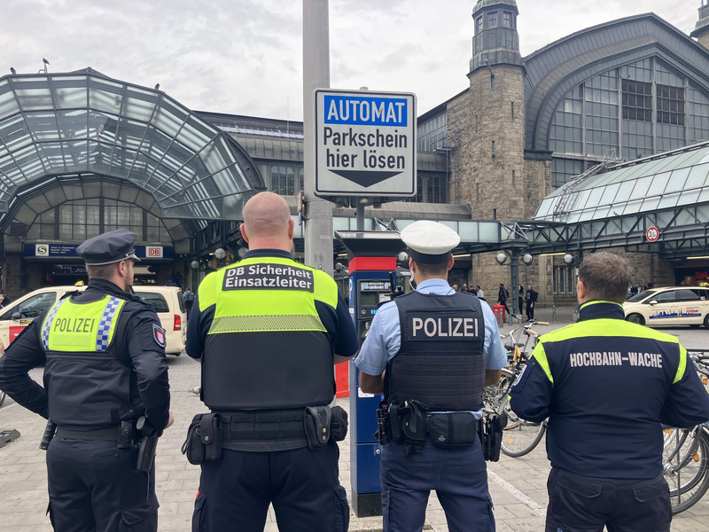 Sicherheitskräfte sind dafür zuständig, das geltende Waffenverbot rund um den Hamburger Hauptbahnhof zu kontrollieren. - Foto: Franziska Spiecker/dpa