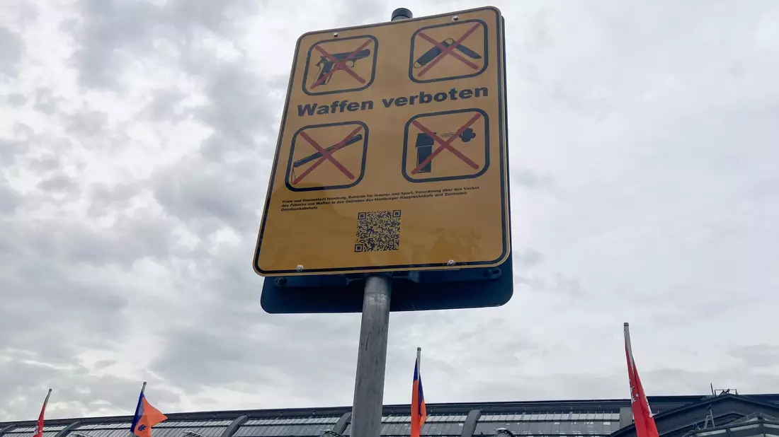 Ein erstes Hinweisschild zum Waffenverbot steht am Hamburger Hauptbahnhof. - Bild: Franziska Spiecker/dpa