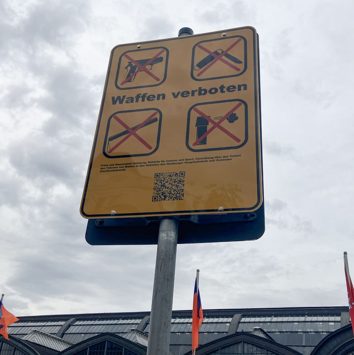 Ein erstes Hinweisschild zum Waffenverbot steht am Hamburger Hauptbahnhof. - Foto: Franziska Spiecker/dpa