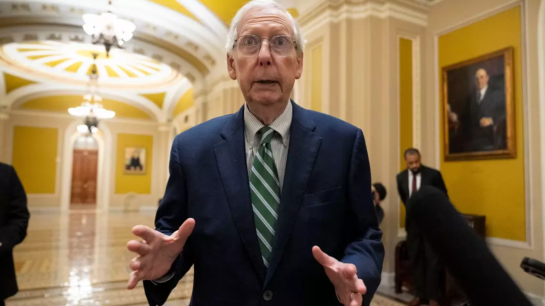 Mitch McConnell, Republikaner aus Kentucky und Führer der Minderheit im Senat, spricht zu Reportern nachdem der Senat eine 45-tägige Finanzierungsvorlage für die Offenhaltung von Bundesbehörden verabschiedet hat. - Bild: Andrew Harnik/AP/dpa