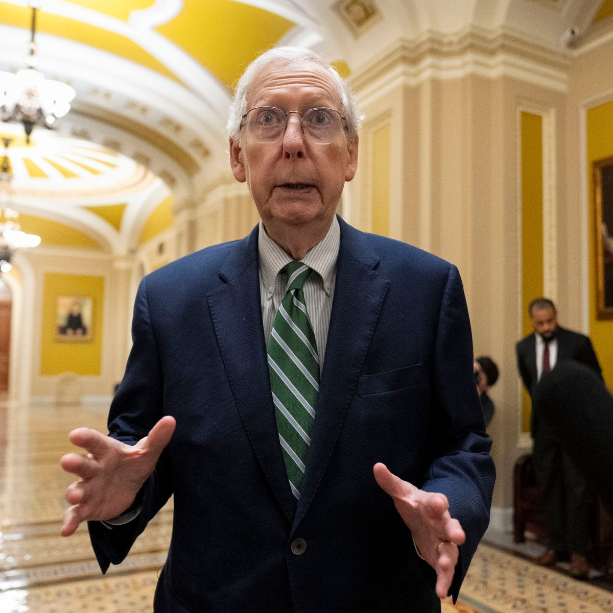 Mitch McConnell, Republikaner aus Kentucky und Führer der Minderheit im Senat, spricht zu Reportern nachdem der Senat eine 45-tägige Finanzierungsvorlage für die Offenhaltung von Bundesbehörden verabschiedet hat. - Foto: Andrew Harnik/AP/dpa