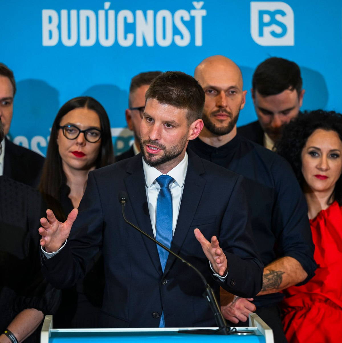 Michal Simecka (M), Parteivorsitzender der «Progressiven Slowakei» (PS), spricht bei einer Pressekonferenz in der Wahlnacht im Hauptquartier der Bewegung. - Foto: Jaroslav Nov·k/TASR/dpa