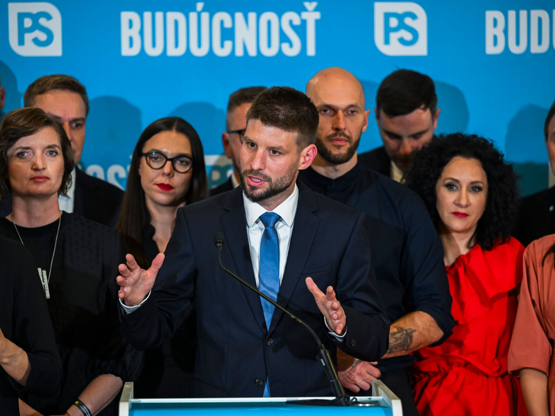 Michal Simecka (M), Parteivorsitzender der «Progressiven Slowakei» (PS), spricht bei einer Pressekonferenz in der Wahlnacht im Hauptquartier der Bewegung. - Foto: Jaroslav Nov·k/TASR/dpa