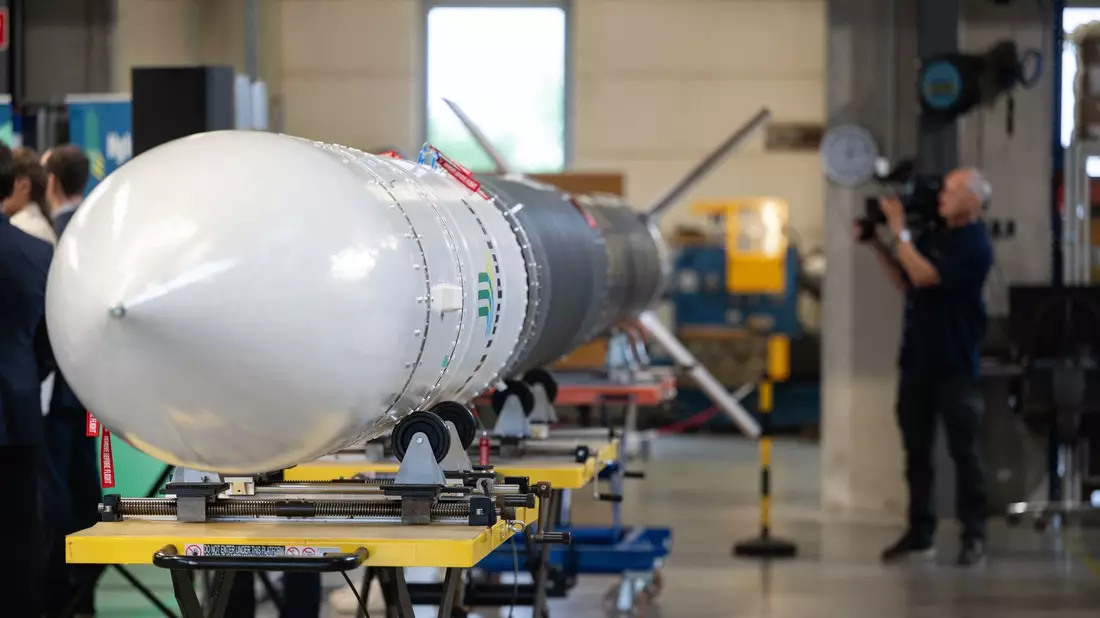 Eine Höhenforschungsrakete steht in einer Halle eines Raketen-Start Ups. - Bild: Marijan Murat/dpa