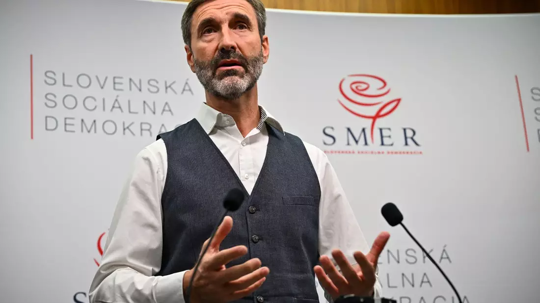 Juraj Blanar, Kandidat und stellvertretender Vorsitzender der Partei «Richtung - Slowakische Sozialdemokratie» (Smer-SSD) und stellvertretender Parlamentpräsident der Slowakei, spricht in der Wahlzentrale seiner Partei nach ersten Prognosen zur Parlamentswahl. - Bild: Pavol Zachar/TASR/dpa