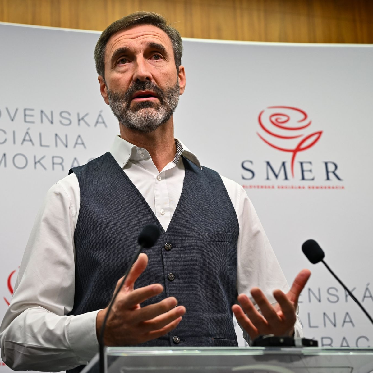 Juraj Blanar, Kandidat und stellvertretender Vorsitzender der Partei «Richtung - Slowakische Sozialdemokratie» (Smer-SSD) und stellvertretender Parlamentpräsident der Slowakei, spricht in der Wahlzentrale seiner Partei nach ersten Prognosen zur Parlamentswahl. - Foto: Pavol Zachar/TASR/dpa