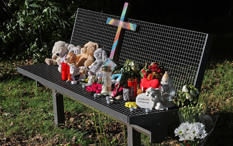 Ein Kreuz, Kerzen, Plüschtiere und Fotos erinnern an den getöteten Sechsjährigen. - Foto: Bernd Wüstneck/dpa