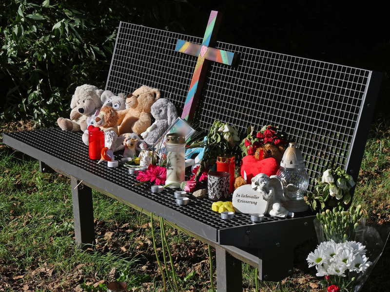 Ein Kreuz, Kerzen, Plüschtiere und Fotos erinnern an den getöteten Sechsjährigen. - Foto: Bernd Wüstneck/dpa