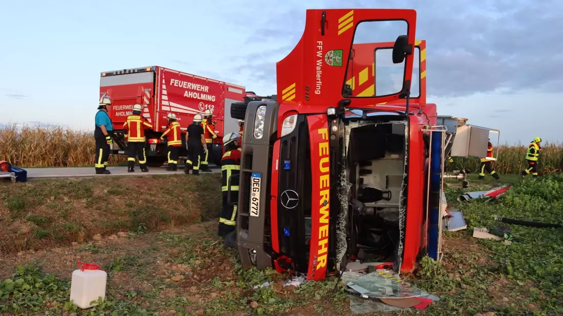 Der umgekippte Feuerwehrwagen liegt am Straßenrand. - Bild: Seidl/zema-medien.de/dpa