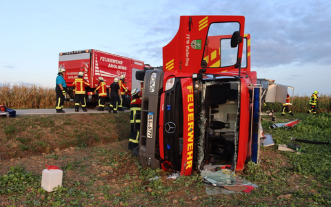 Der umgekippte Feuerwehrwagen liegt am Straßenrand. - Foto: Seidl/zema-medien.de/dpa