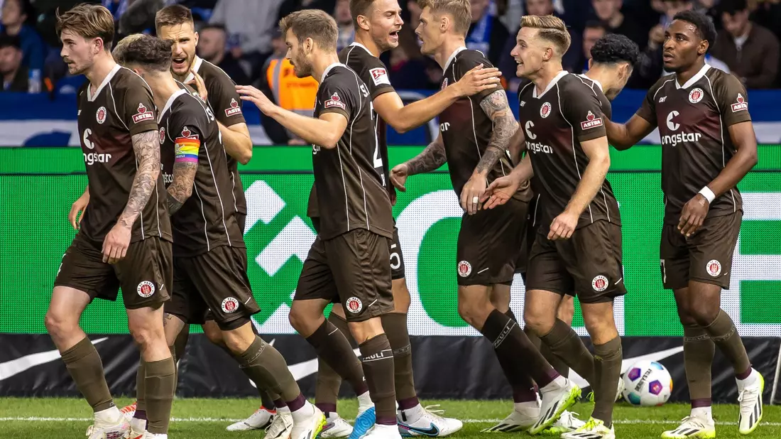 Der FC St. Pauli übernahm nach dem Sieg in Berlin Platz eins. - Bild: Andreas Gora/dpa
