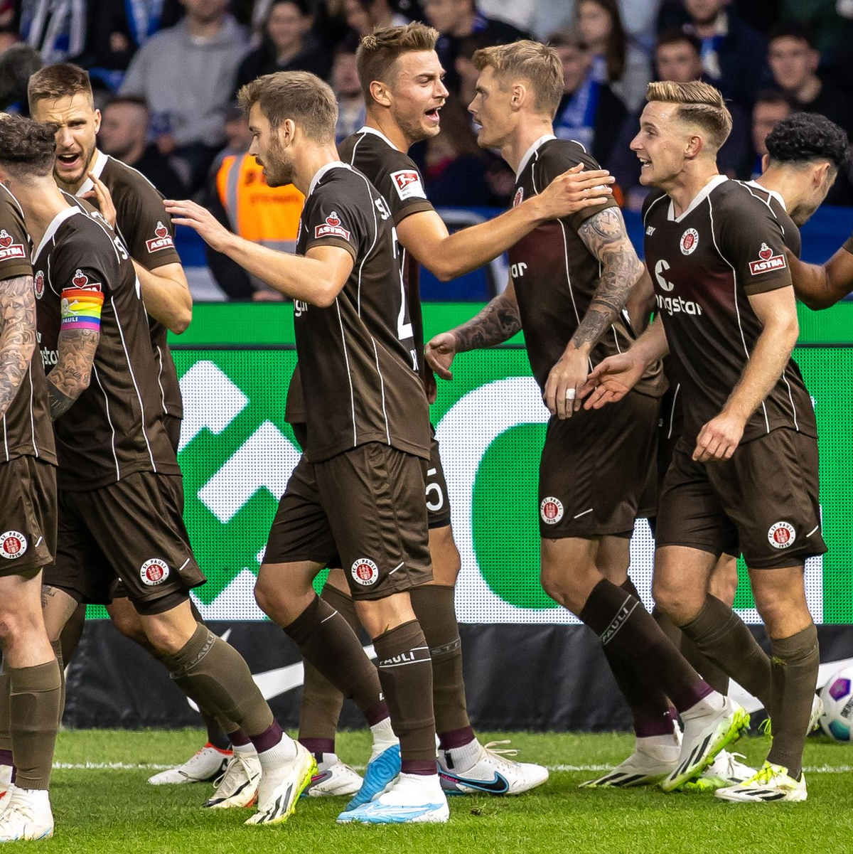 Der FC St. Pauli übernahm nach dem Sieg in Berlin Platz eins. - Foto: Andreas Gora/dpa