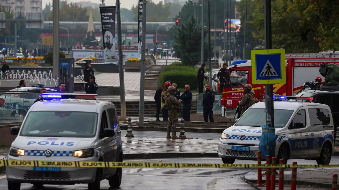 Türkische Sicherheitskräfte riegeln nach einer Region in Ankara ein Gebiet ab. - Bild: Ali Unal/AP