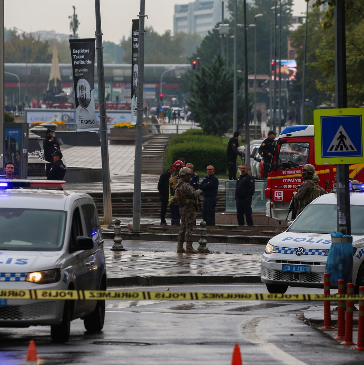 Türkische Sicherheitskräfte riegeln nach einer Region in Ankara ein Gebiet ab. - Foto: Ali Unal/AP