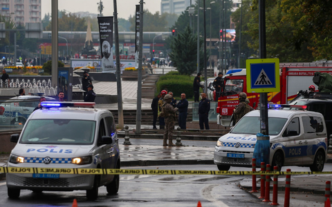 Türkische Sicherheitskräfte riegeln nach einer Region in Ankara ein Gebiet ab. - Foto: Ali Unal/AP
