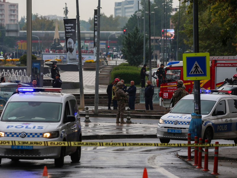 Türkische Sicherheitskräfte riegeln nach einer Region in Ankara ein Gebiet ab. - Foto: Ali Unal/AP