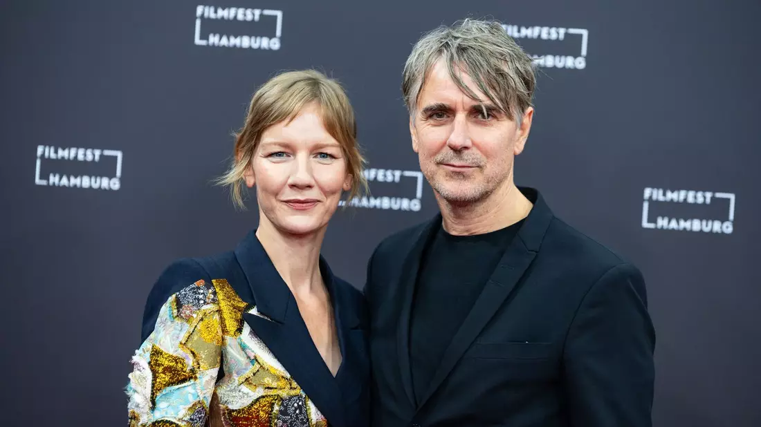 Die Schauspielerin Sandra Hüller (l) und Schauspieler Jens Harzer vor der Verleihung des Douglas-Sirk-Preises des Filmfestes Hamburg. - Bild: Jonas Walzberg/dpa