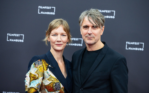 Die Schauspielerin Sandra Hüller (l) und Schauspieler Jens Harzer vor der Verleihung des Douglas-Sirk-Preises des Filmfestes Hamburg. - Foto: Jonas Walzberg/dpa
