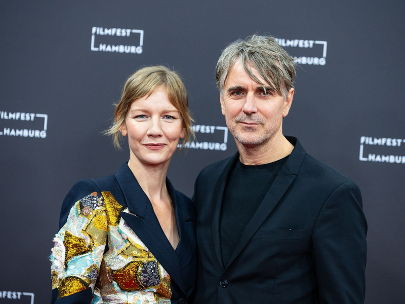 Die Schauspielerin Sandra Hüller (l) und Schauspieler Jens Harzer vor der Verleihung des Douglas-Sirk-Preises des Filmfestes Hamburg. - Foto: Jonas Walzberg/dpa