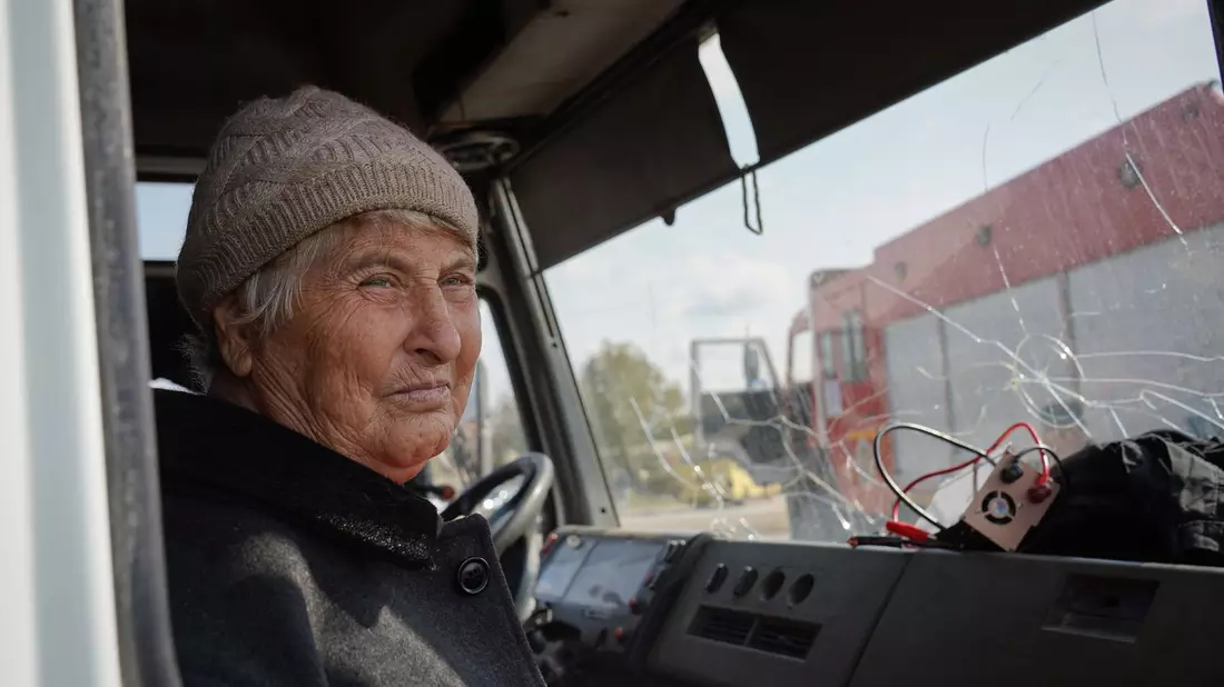 Eine Einwohnerin aus Berg-Karabach sitzt in einem Evakuierungsbus. 100.000 Menschen sind in den vergangenen Tagen aus der Konfliktregion geflohen. - Bild: Ashley Chan/SOPA Images via ZUMA Press Wire/dpa