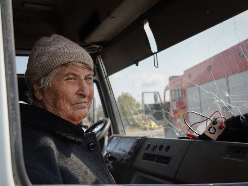 Eine Einwohnerin aus Berg-Karabach sitzt in einem Evakuierungsbus. 100.000 Menschen sind in den vergangenen Tagen aus der Konfliktregion geflohen. - Foto: Ashley Chan/SOPA Images via ZUMA Press Wire/dpa