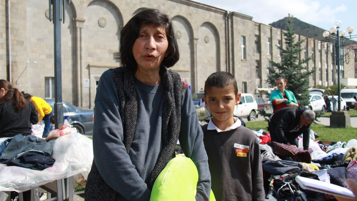 Ein vollbepackter Lastwagen mit Sachen von Flüchtlingen aus Berg-Karabach ist in den Serpentinen des Südkaukasus unterwegs. - Foto: André Ballin/dpa