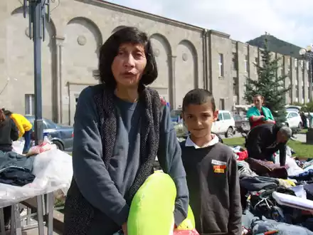 Ein vollbepackter Lastwagen mit Sachen von Flüchtlingen aus Berg-Karabach ist in den Serpentinen des Südkaukasus unterwegs. - Foto: André Ballin/dpa