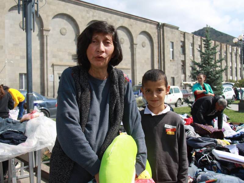 Ein vollbepackter Lastwagen mit Sachen von Flüchtlingen aus Berg-Karabach ist in den Serpentinen des Südkaukasus unterwegs. - Foto: André Ballin/dpa