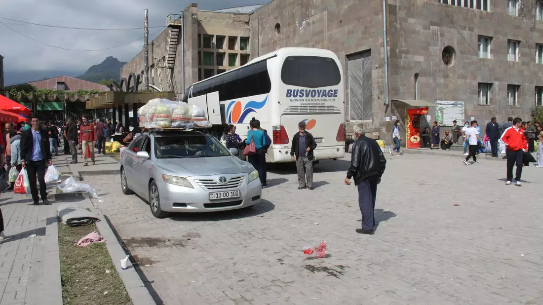 Busse mit Flüchtlingen verlassen ein Auffanglager im Kulturpalast von Goris, der für viele Flüchtlinge aus Berg-Karabach die erste Anlaufstation ist. - Bild: André Ballin/dpa