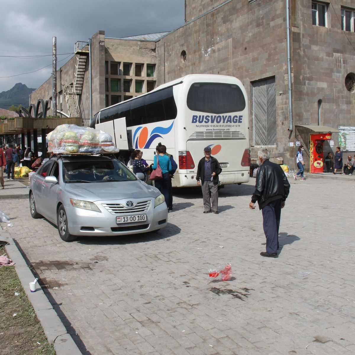 Busse mit Flüchtlingen verlassen ein Auffanglager im Kulturpalast von Goris, der für viele Flüchtlinge aus Berg-Karabach die erste Anlaufstation ist. - Foto: André Ballin/dpa