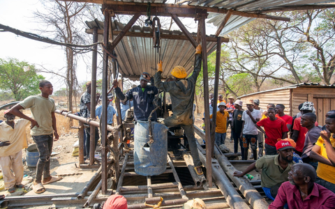 Bergleute helfen während des Rettungseinsatzes an einem eingestürzten Minenschacht in Chegutu. - Foto: Uncredited/AP