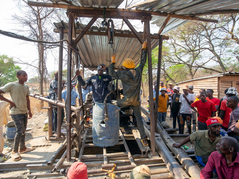 Bergleute helfen während des Rettungseinsatzes an einem eingestürzten Minenschacht in Chegutu. - Foto: Uncredited/AP
