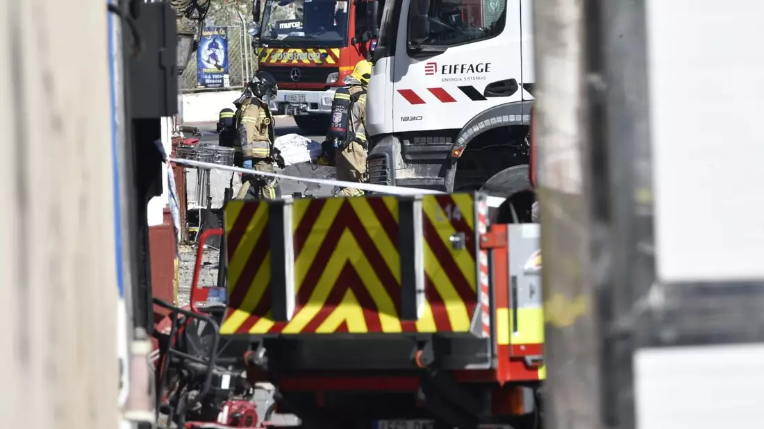 Feuerwehrleute arbeiten vor der Diskothek «Teatre», in der ein Feuer ausgebrochen war. - Bild: Javi Carrión/EUROPA PRESS/dpa