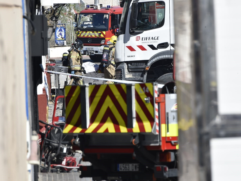 Feuerwehrleute arbeiten vor der Diskothek «Teatre», in der ein Feuer ausgebrochen war. - Foto: Javi Carrión/EUROPA PRESS/dpa