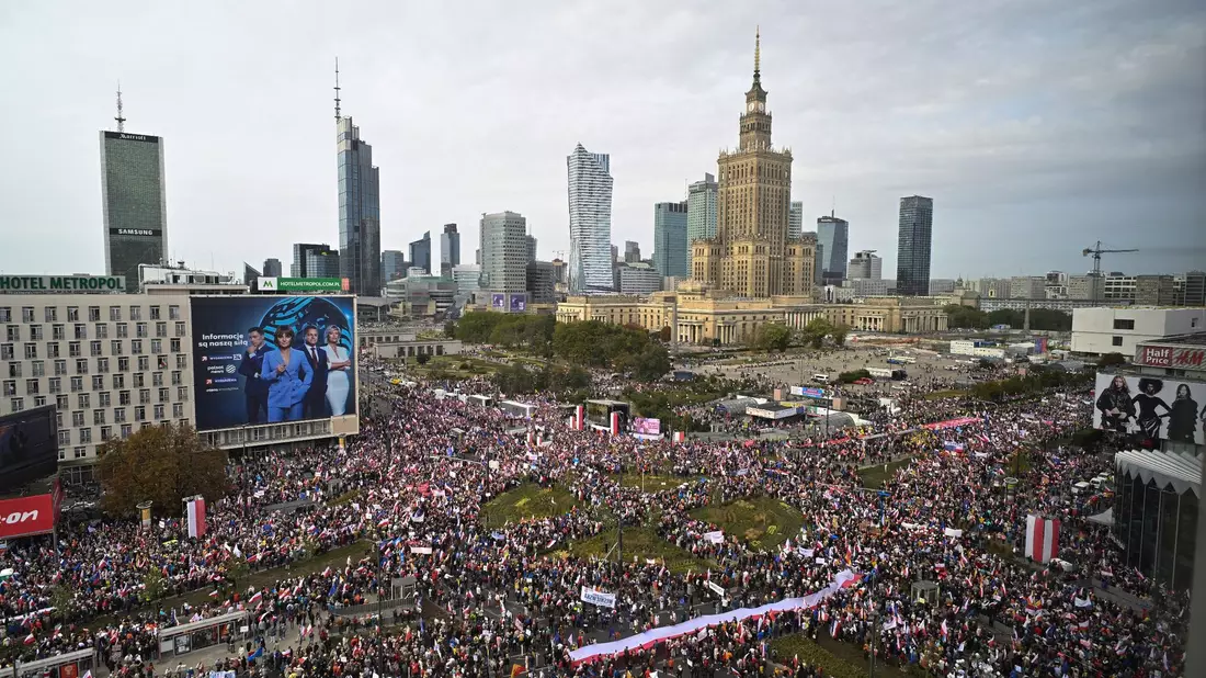 Mehr als Hunderttausend Menschen sind gegen die Politik der Regierungspartei PiS in Warschau auf die Straßen gegangen. - Bild: Rafal Oleksiewicz/AP/dpa