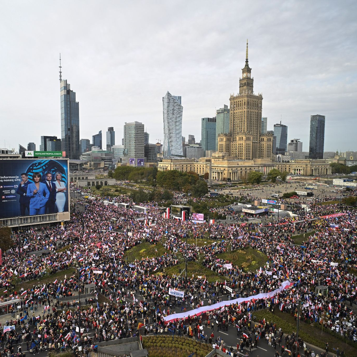 Mehr als Hunderttausend Menschen sind gegen die Politik der Regierungspartei PiS in Warschau auf die Straßen gegangen. - Foto: Rafal Oleksiewicz/AP/dpa