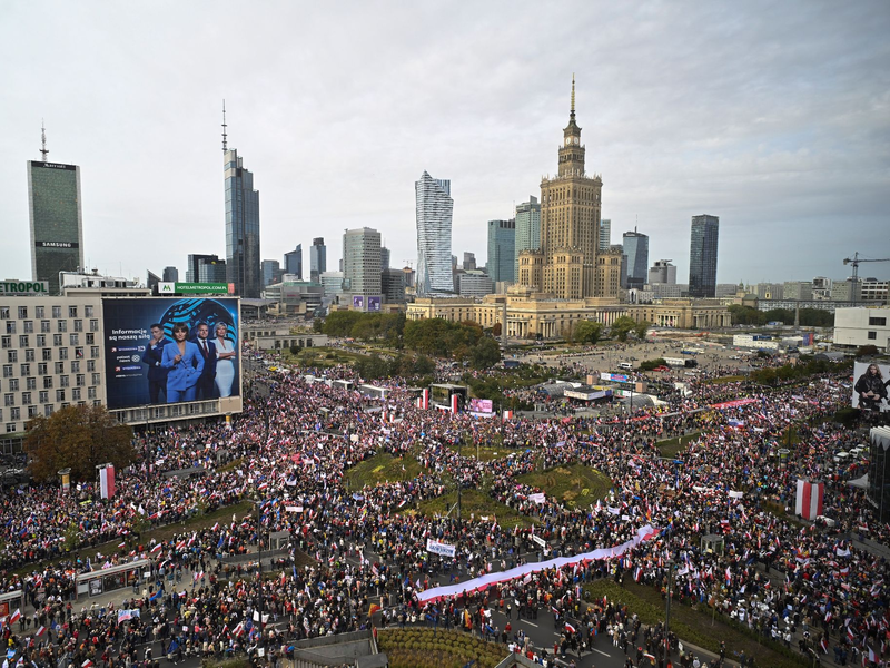 Mehr als Hunderttausend Menschen sind gegen die Politik der Regierungspartei PiS in Warschau auf die Straßen gegangen. - Foto: Rafal Oleksiewicz/AP/dpa