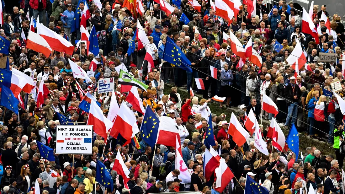 Bei dem Protest waren viele Polen- und EU-Flaggen zu sehen. - Bild: Rafal Oleksiewicz/AP/dpa