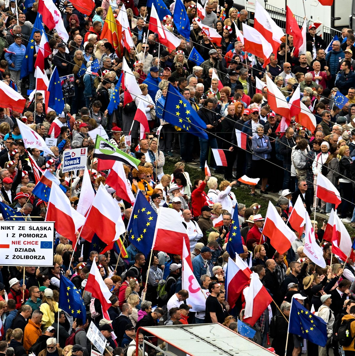 Bei dem Protest waren viele Polen- und EU-Flaggen zu sehen. - Foto: Rafal Oleksiewicz/AP/dpa