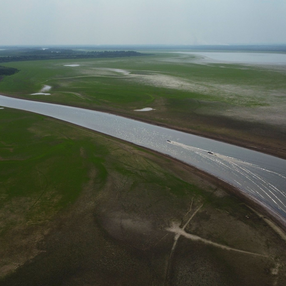 Boote fahren durch einen Abschnitt des Amazonas, der von einer schweren Dürre im Bundesstaat Amazonas betroffen ist. - Foto: Edmar Barros/AP