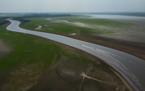 Boote fahren durch einen Abschnitt des Amazonas, der von einer schweren Dürre im Bundesstaat Amazonas betroffen ist. - Foto: Edmar Barros/AP