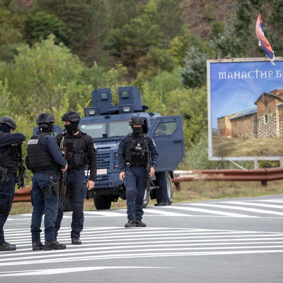 Der Angriff eines schwer bewaffneten serbischen Kommandotrupps in Banjska auf kosovarische Polizisten hat neue Spannungen ausgelöst. - Foto: Visar Kryeziu/AP/dpa