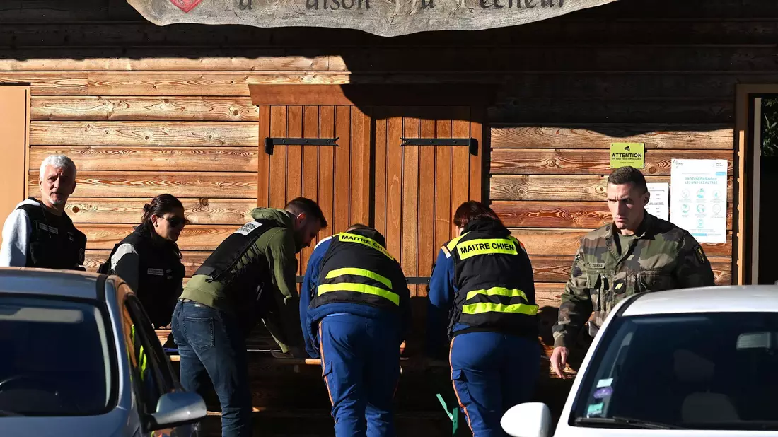 Französische Gendarmen und Mitglieder des Zivilschutzes beteiligen sich an der Suche nach dem 15-jährigen Mädchen, das auf dem Weg von ihrem Haus zum Bahnhof von Saint-Blaise-la-Roche verschwand. - Bild: Patrick Hertzog/AFP/dpa