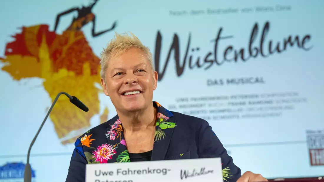 Der Komponist Uwe Fahrenkrog-Petersen hat die Geschichte der «Wüstenblume» vertont. - Bild: Peter Kneffel/dpa