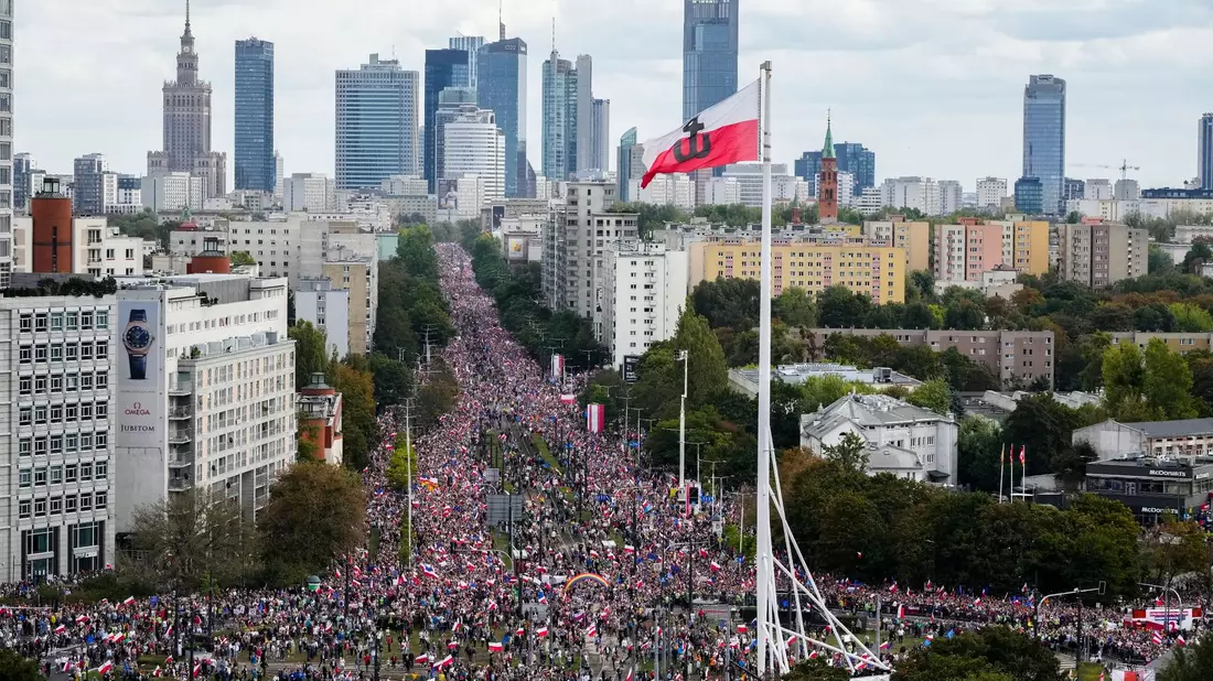 SIe demonstrieren gegen die populistische Regierungspartei PiS. - Bild: Czarek Sokolowski/AP/dpa