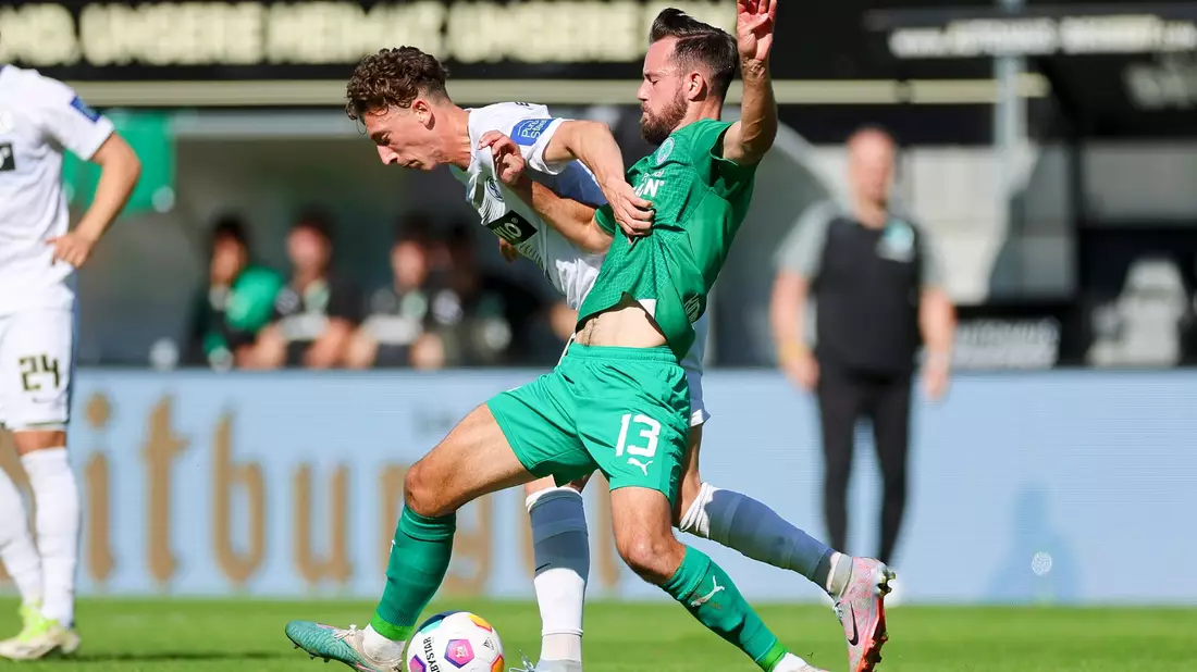 Elversbergs Jannik Rochelt (hinten) und Fürths Orestis Kiomourtzoglou kämpfen um den Ball. - Bild: Marco Steinbrenner/DEFODI Images/dpa