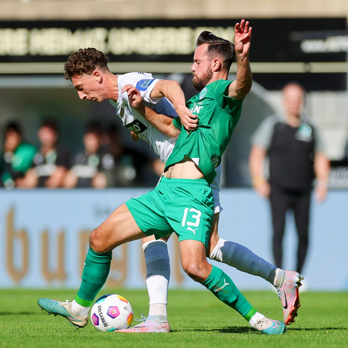 Elversbergs Jannik Rochelt (hinten) und Fürths Orestis Kiomourtzoglou kämpfen um den Ball. - Foto: Marco Steinbrenner/DEFODI Images/dpa
