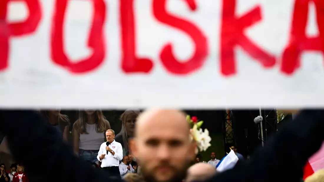 Oppositionsführer Donald Tusk spricht während des Marsches zur Unterstützung der Opposition gegen die populistische Regierungspartei Recht und Gerechtigkeit (PiS). - Bild: Rafal Oleksiewicz/AP/dpa