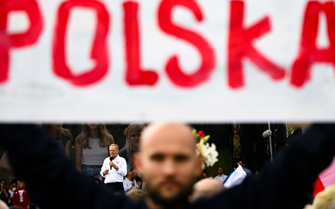 Oppositionsführer Donald Tusk spricht während des Marsches zur Unterstützung der Opposition gegen die populistische Regierungspartei Recht und Gerechtigkeit (PiS). - Foto: Rafal Oleksiewicz/AP/dpa